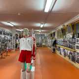 Oltrepassata una porta giungiamo quindi nel museo dal pavimento arancione e dalle mura gialle, nel quale per� sono i colori biancorossi a imporsi...